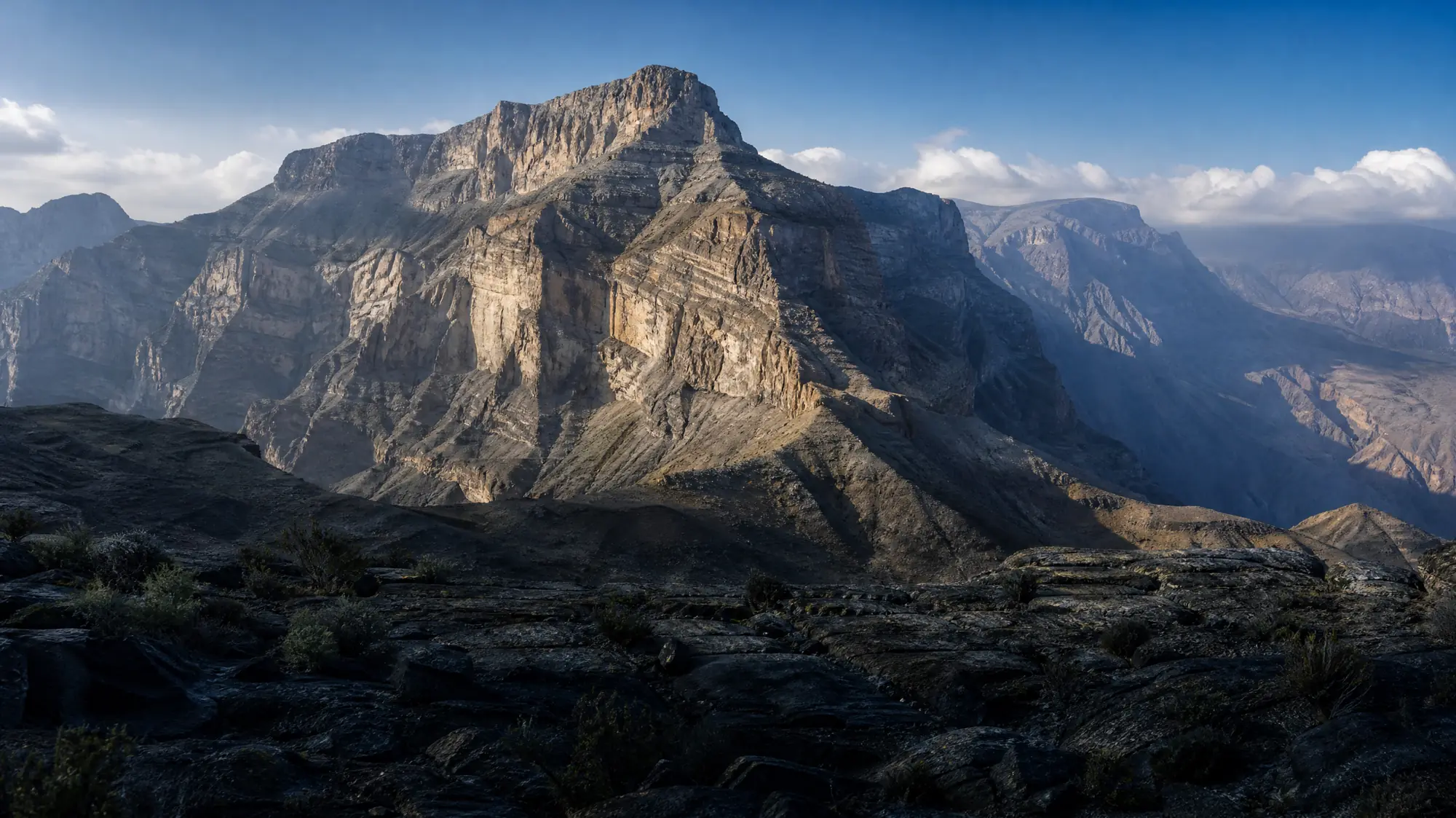 Omans höchster Berg erhebt sich 3,009 Meter über den Meeresspiegel. Er bietet raues Gelände, steile Wanderwege und einen gewaltigen, 1,000 Meter tiefen Canyon.